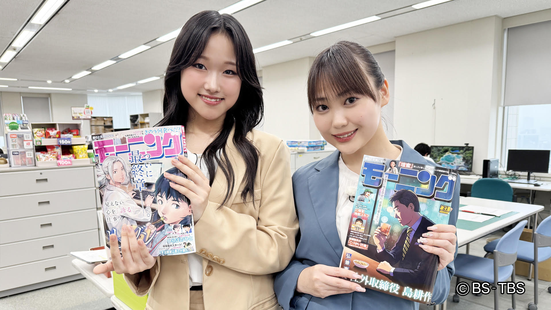 編集部で「モーニング」を手に取る工藤由愛さん（右）と遠藤彩加里さん（左）の写真