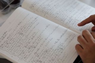 多田氏のシナリオノート。大学ノートにびっちりセリフやシーンの説明が書いてある。